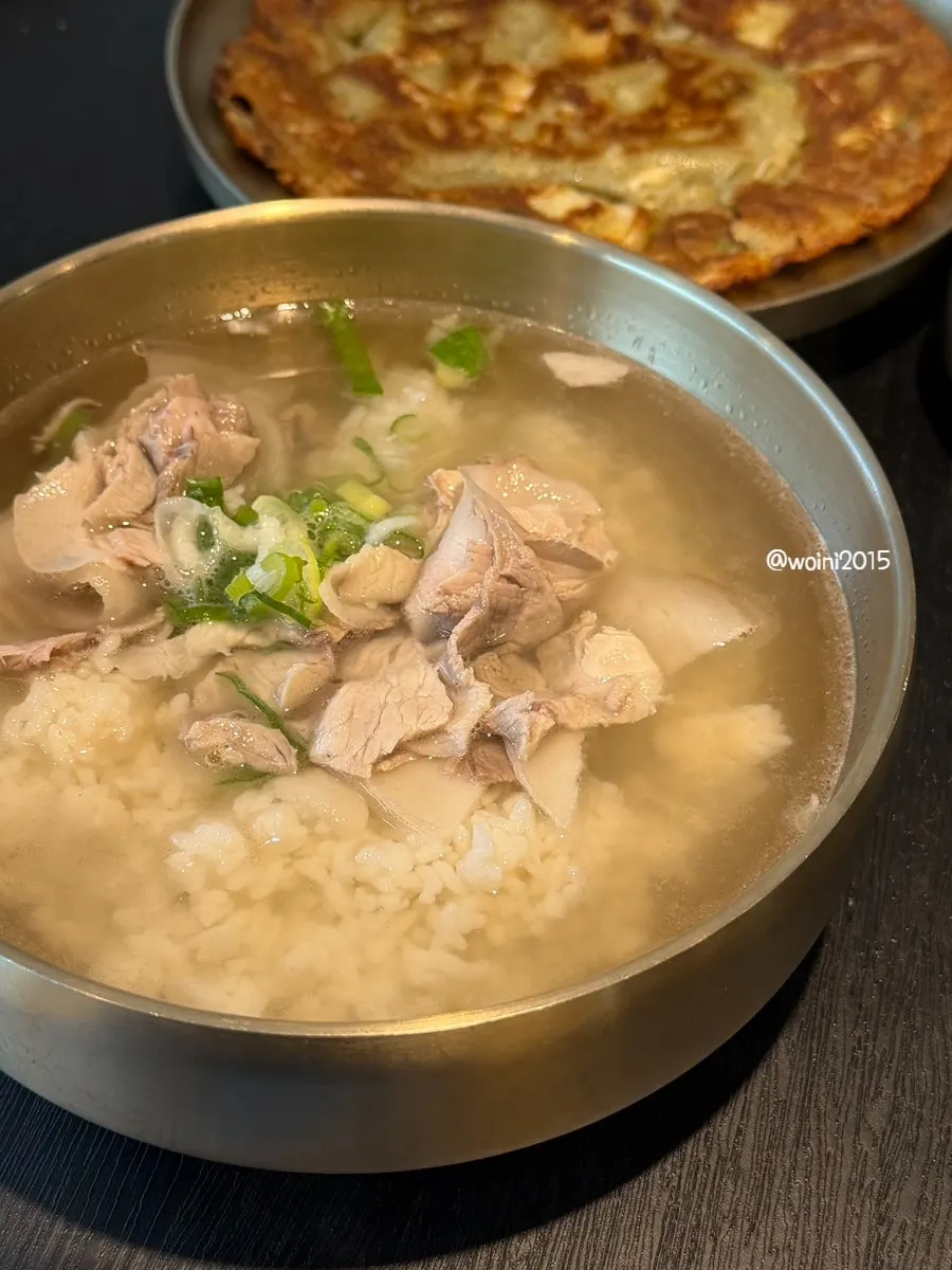 고기가 넉넉히 담긴 백옥 용산 돼지곰탕