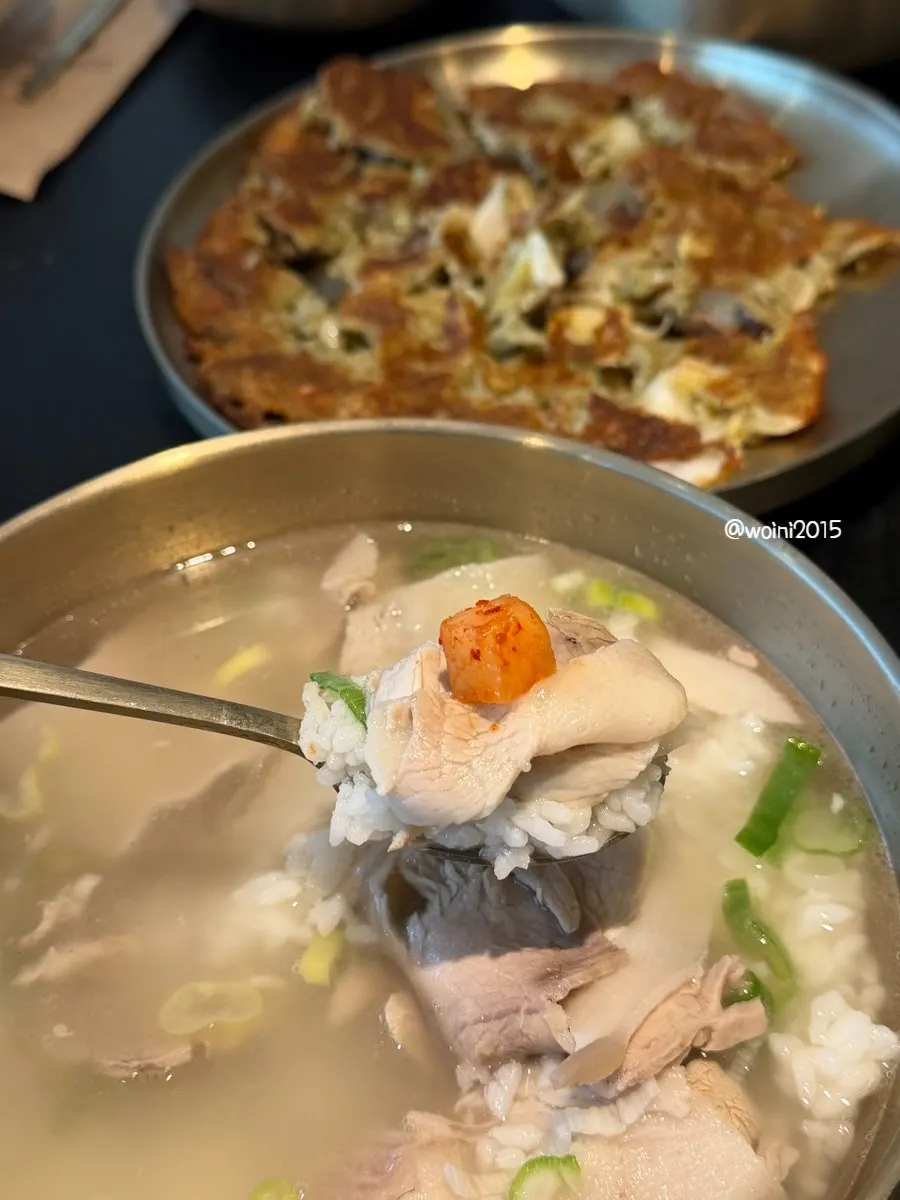 맑은 국물의 돼지곰탕 한 그릇
