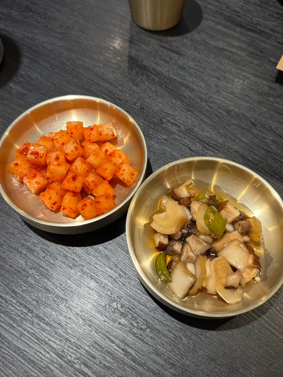 깍두기와 양파고추장아찌 밑반찬