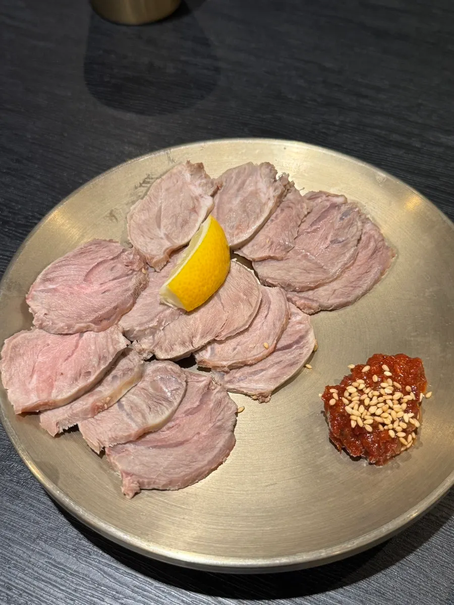 작은 크기의 깍두기 반찬 접시