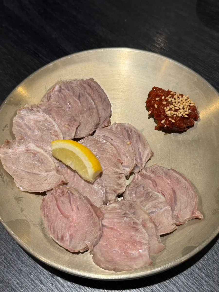얇게 썰어 나온 냉제육 반접시