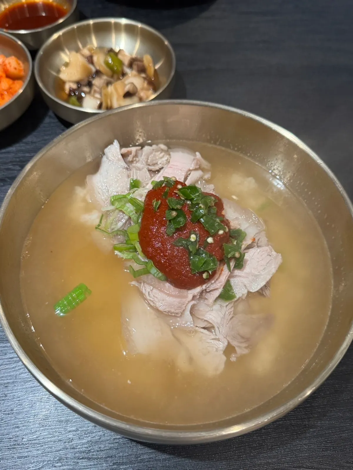 냉제육과 곰탕이 함께 놓인 백옥 용산 한 상