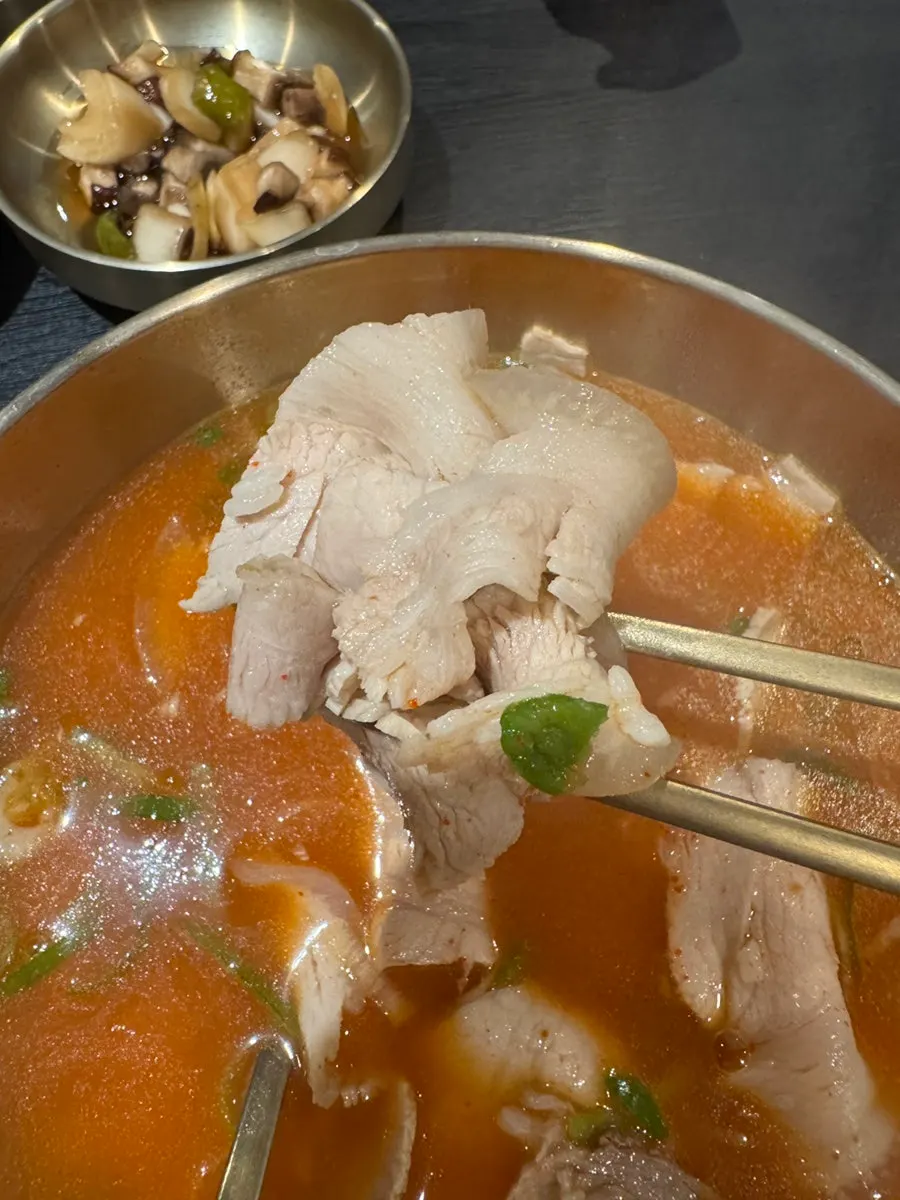 칼칼한 국물의 열곰탕 한 그릇