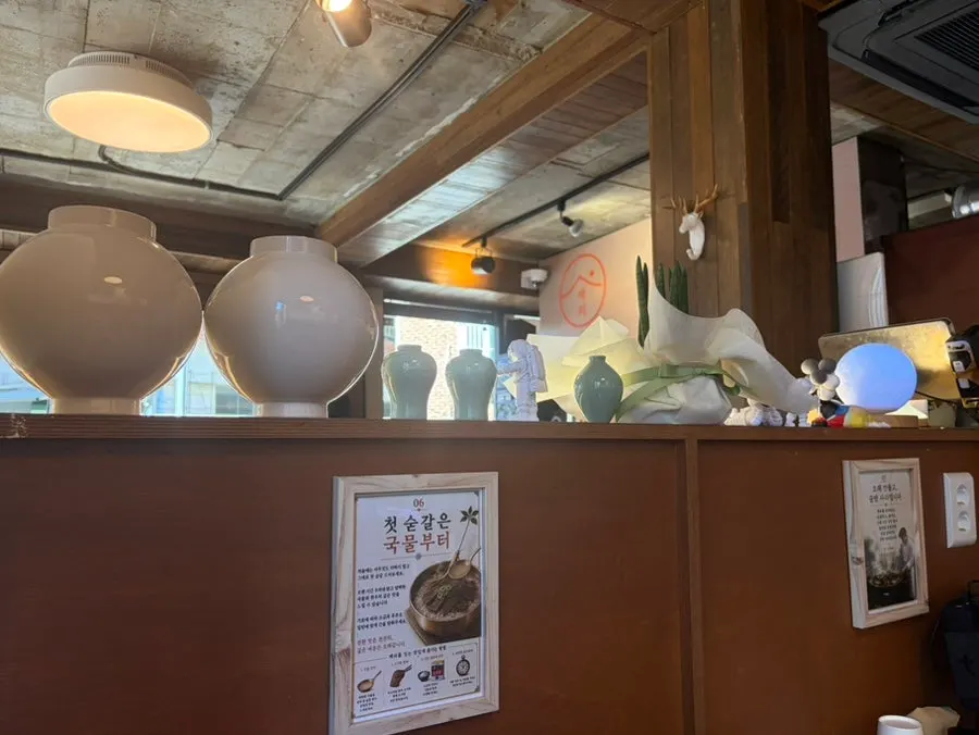 Clean view of the Baengni Gomtang dining hall
