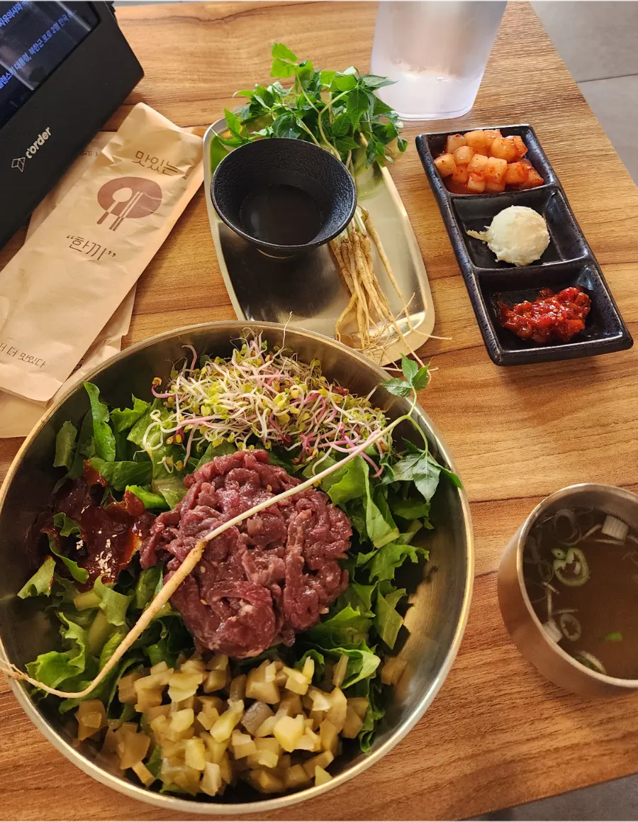 백리곰탕 홍대입구역점 정갈한 한식 상차림