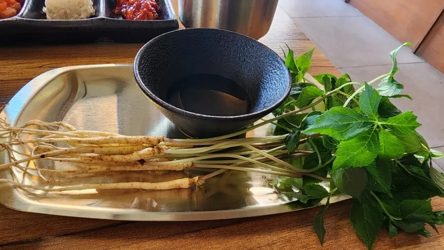 놋그릇에 담긴 한우고추장 육회비빔밥 특