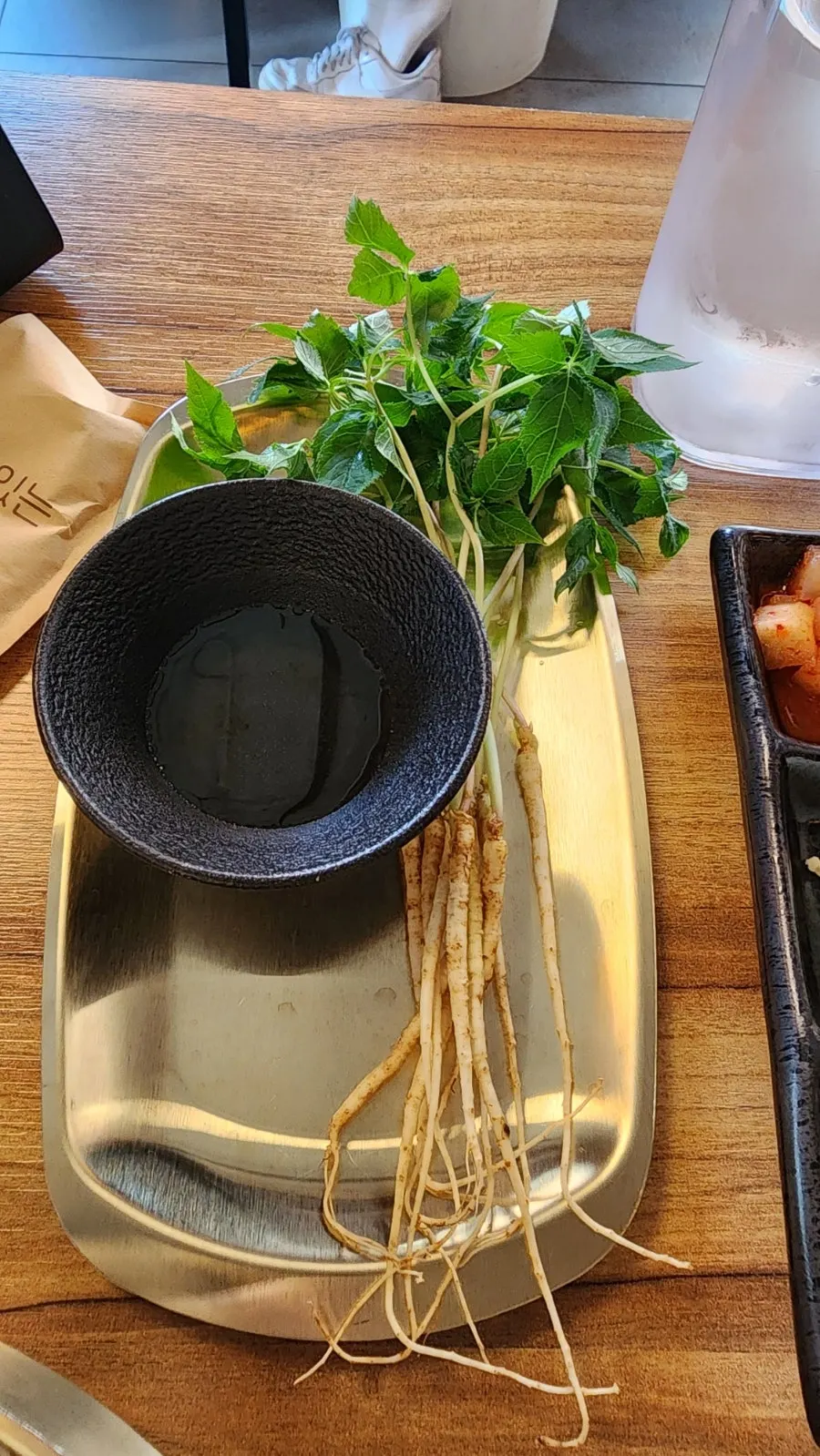 새싹인삼을 꿀에 찍어 먹는 모습
