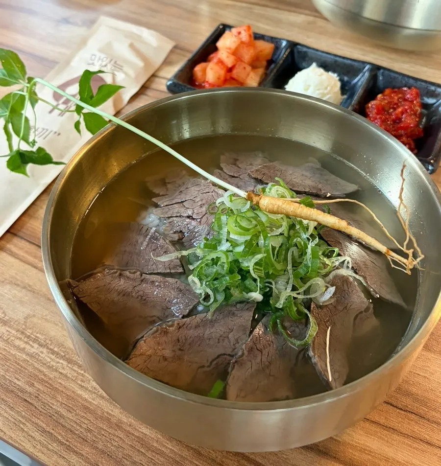 인삼이 올라간 백리곰탕 한우곰탕