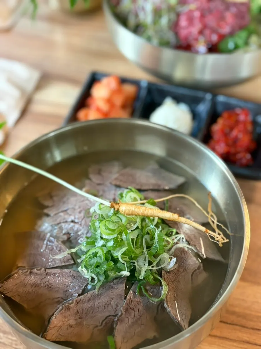 토렴으로 나온 곰탕과 밥
