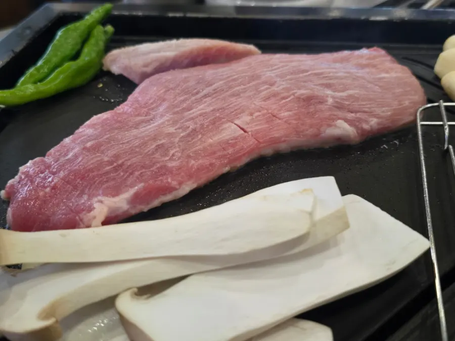 화로에 함께 올린 버섯과 마늘, 꽈리고추