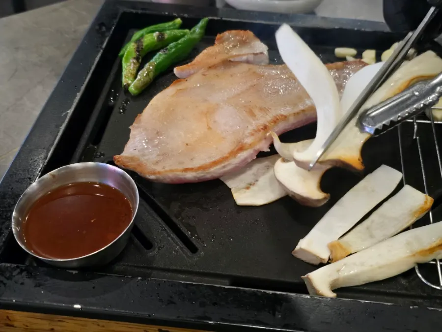 참숯 화로에서 구워지는 항정살