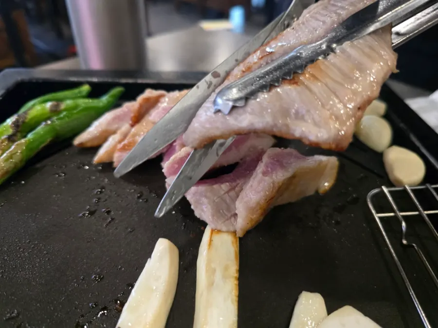 두툼하게 구워진 항정살 단면