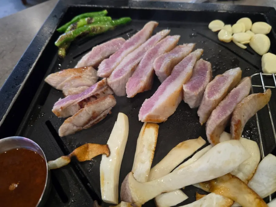 쌈야채와 함께 차려진 고기 한 상