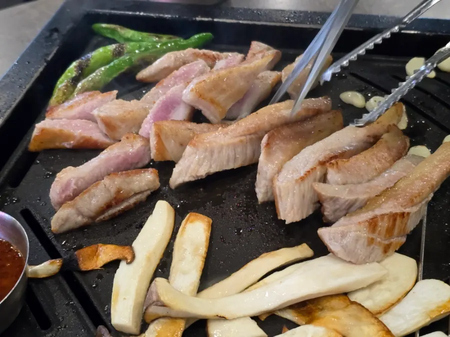 청주 송절동 백산화로 고기 테이블 풍경