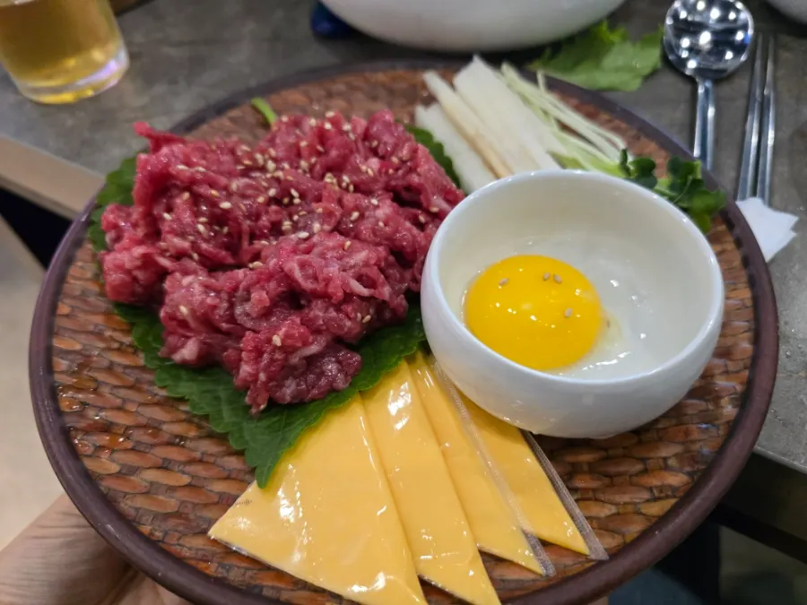 소주 안주로 주문한 육회 한 접시