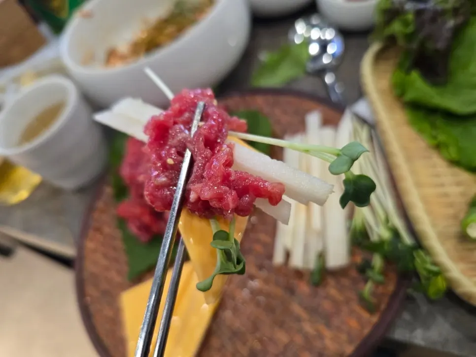 배와 치즈, 쌈무를 곁들인 육회