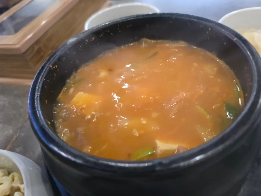 서비스로 나온 청국장과 밥