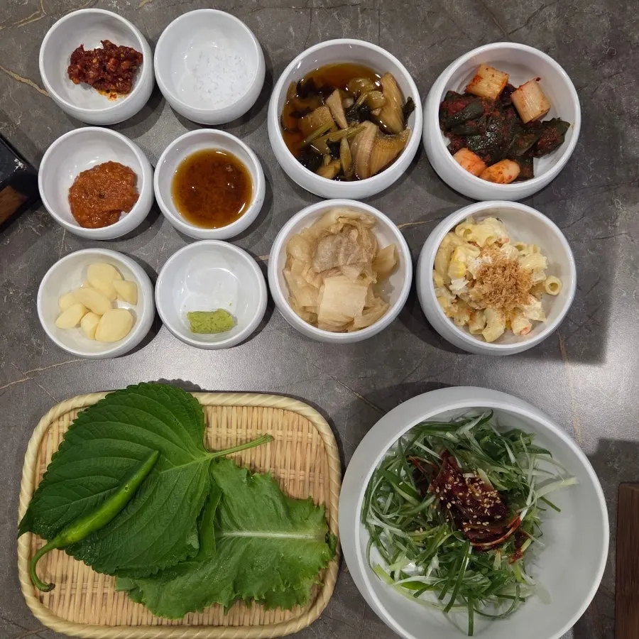주문한 칼집항정과 숙성목살 생고기 상차림