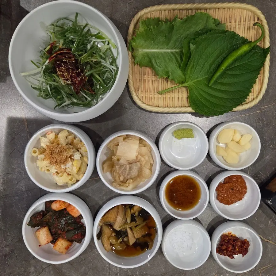 화이트 도자기 그릇에 담긴 기본 찬