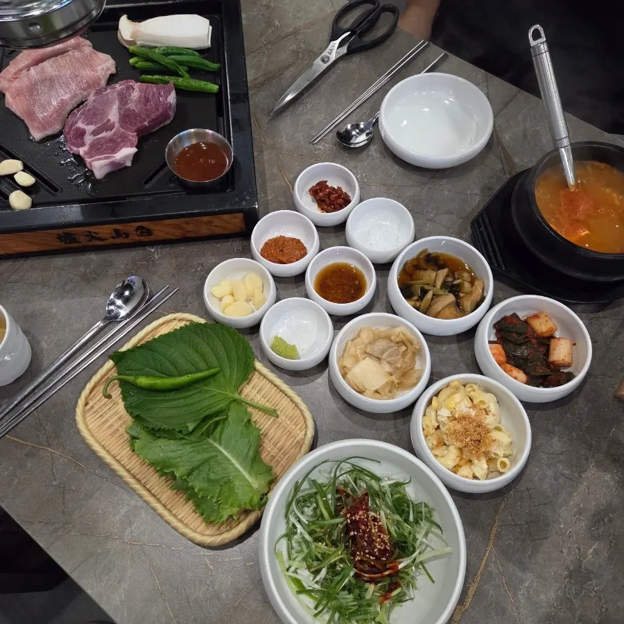 불판에 올려진 목살과 항정살