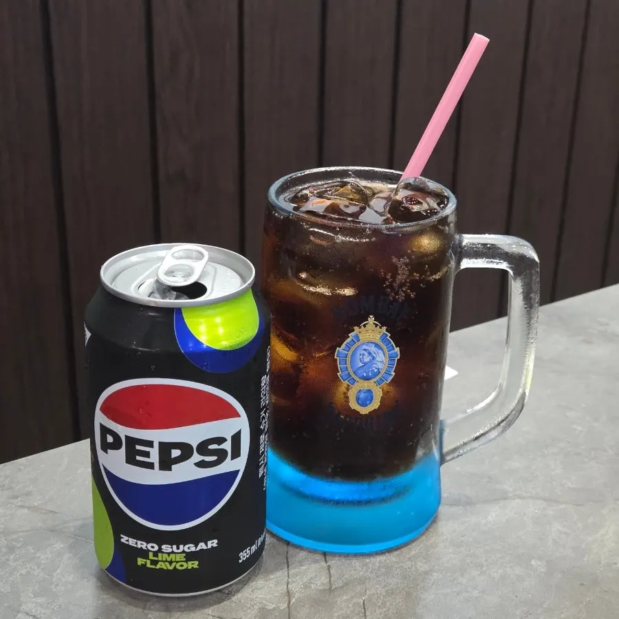 유리잔에 따른 제로콜라