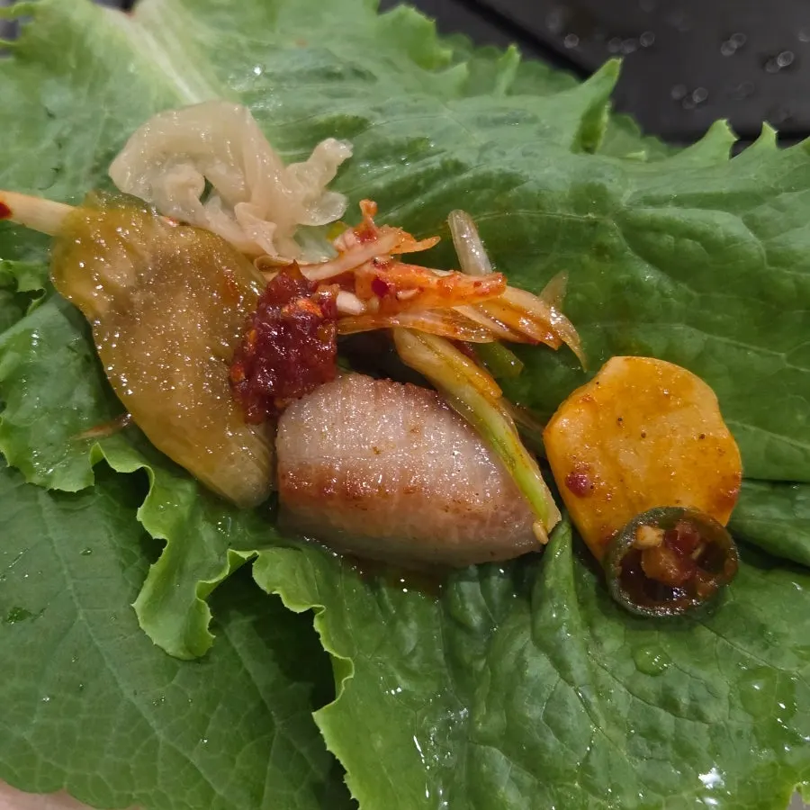 항정살과 반찬을 올린 쌈