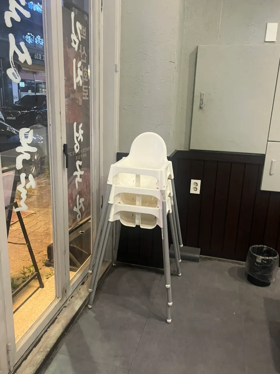 넓고 깔끔한 백산화로 홀 좌석
