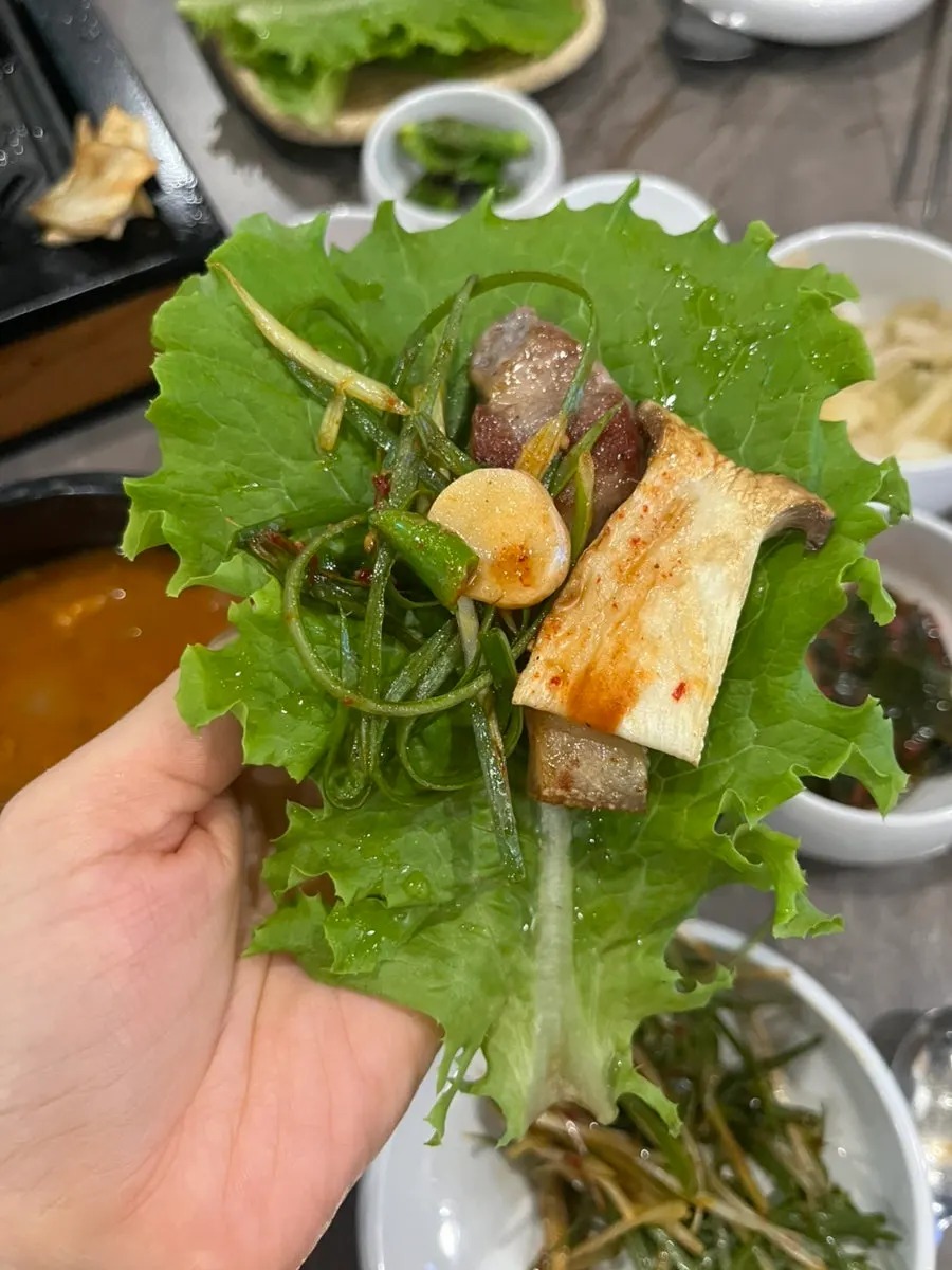 화로에 올려 굽는 가브리살과 항정살