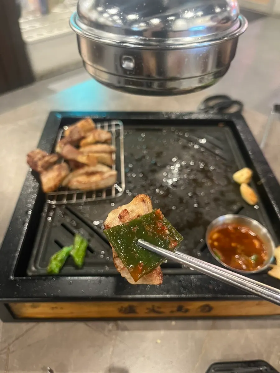 두툼하게 익은 고기 한 점