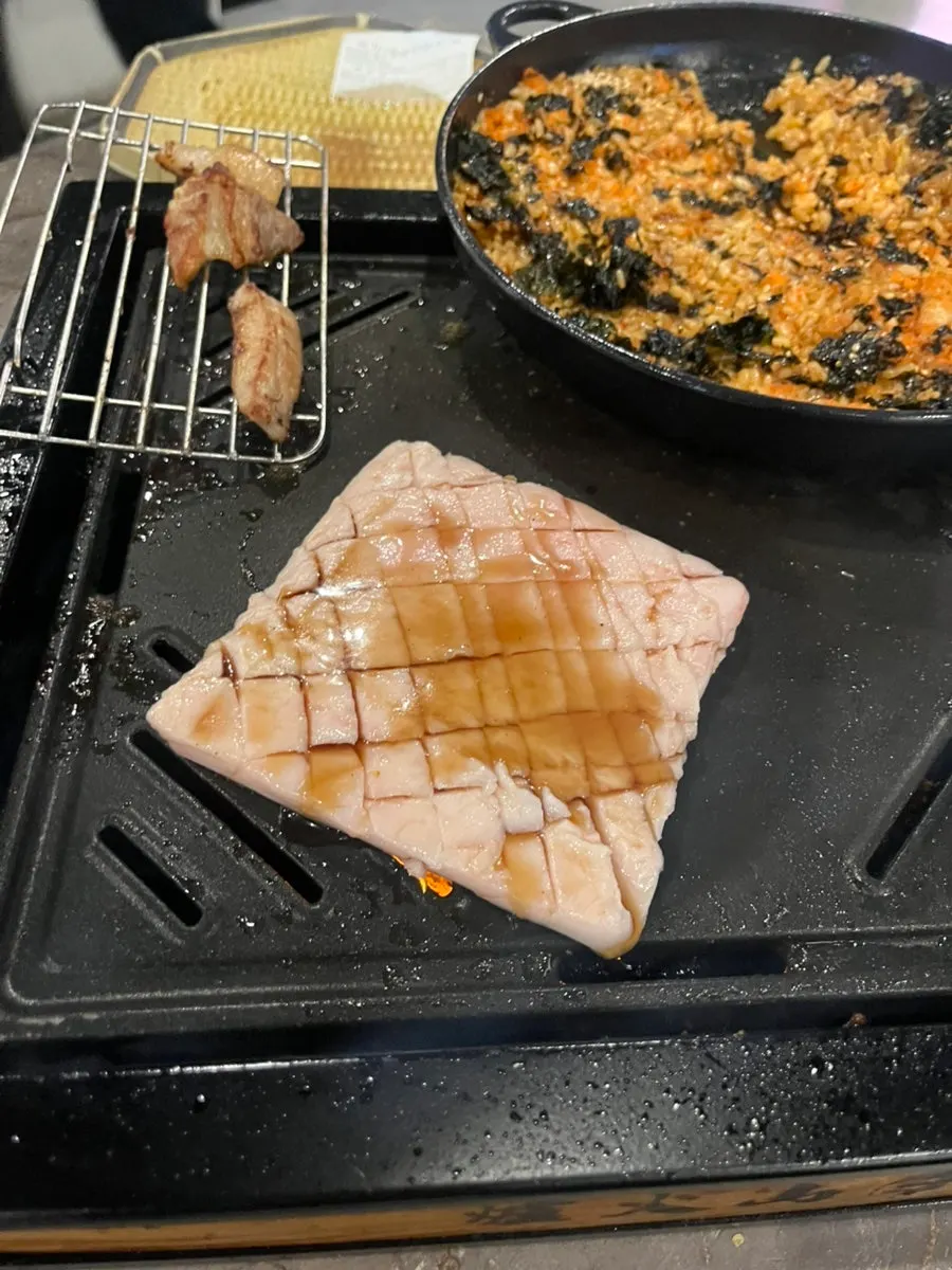 백김치와 파김치를 곁들인 고기