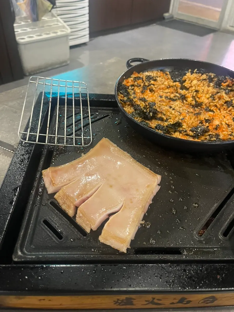 밑반찬과 함께 차려진 고기 상차림