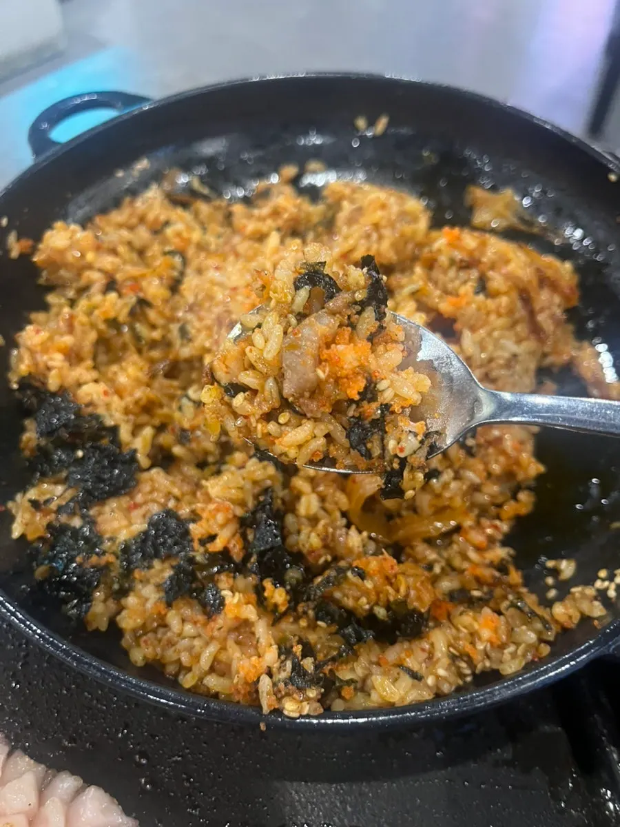 김가루와 날치알을 올린 보리 김치볶음밥