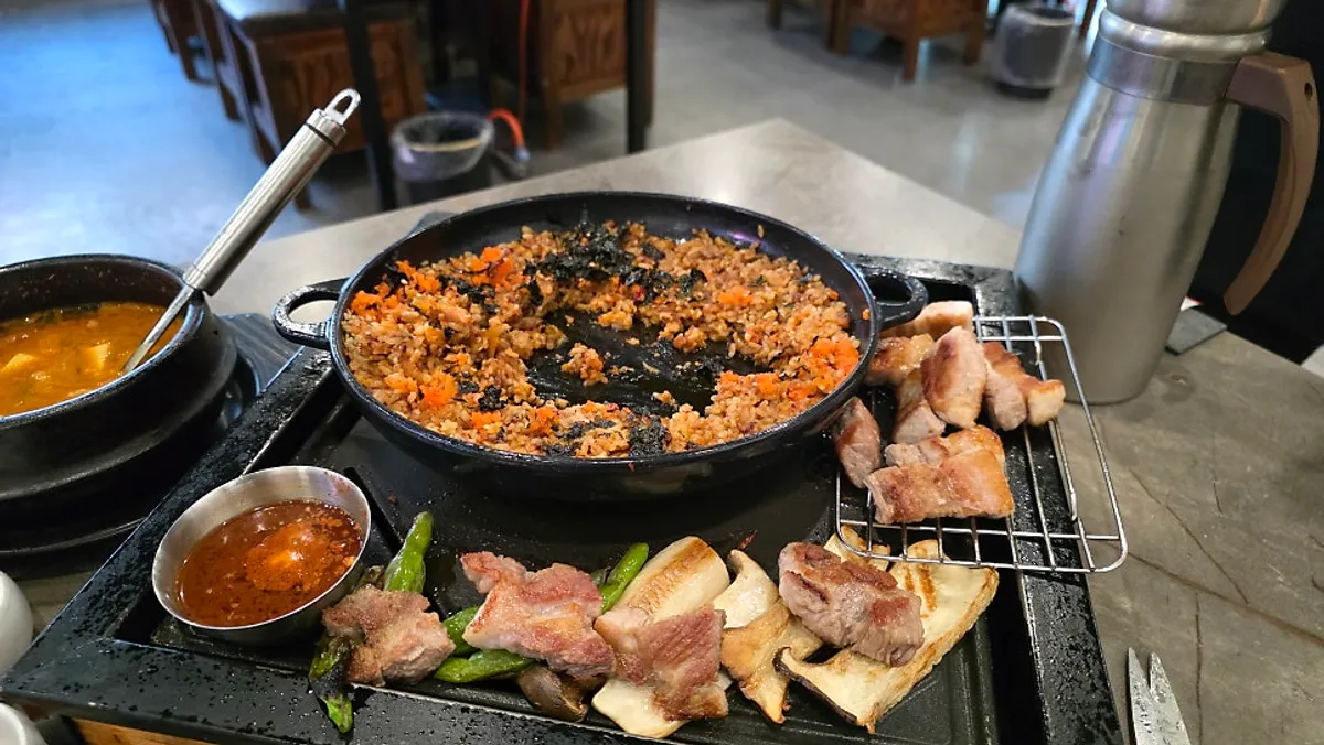 Aged meat on the grill at Baeksan Hwarro Techno Polis Songjeol Branch