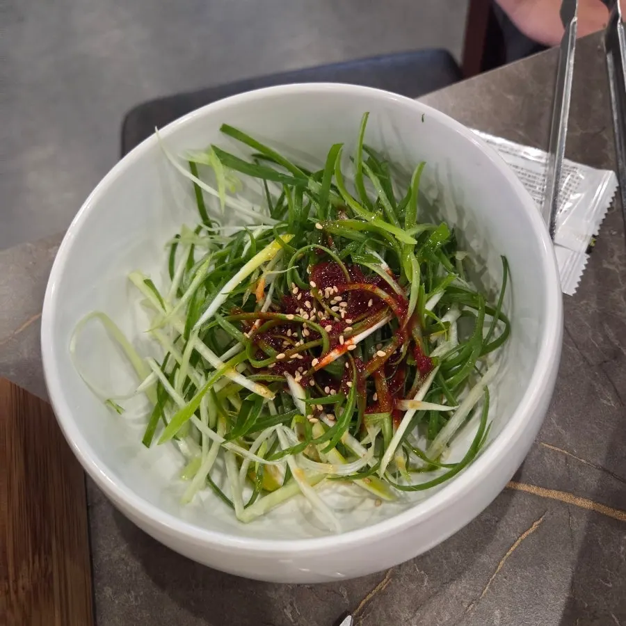 큼직한 마카로니가 담긴 기본 반찬