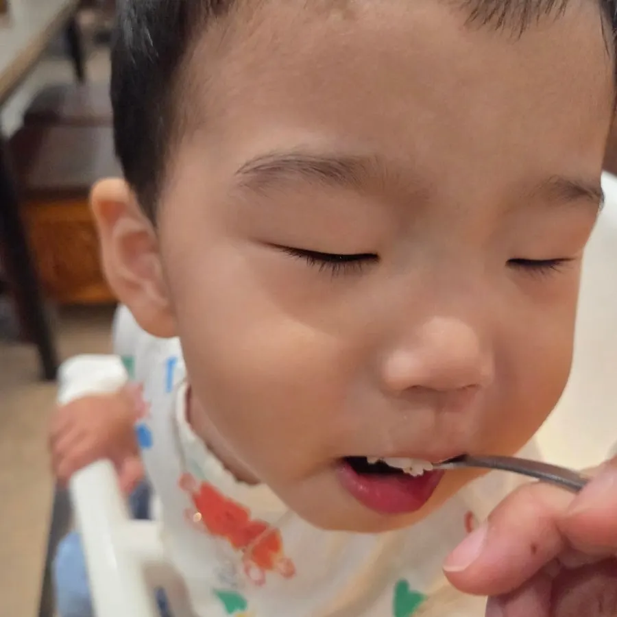 아기와 나눠 먹은 계란찜과 밥