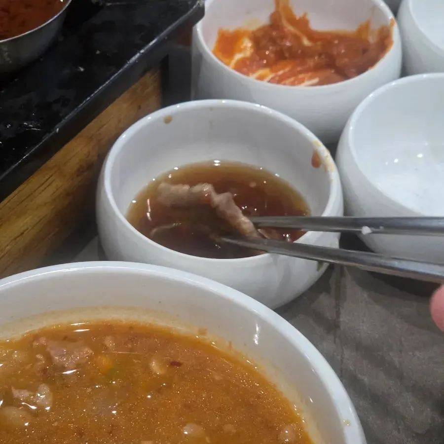 간장 양념이 밴 삼겹살과 곁들임 채소