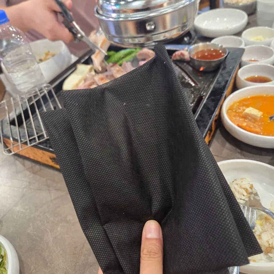 아기의자와 아기식기가 놓인 테이블