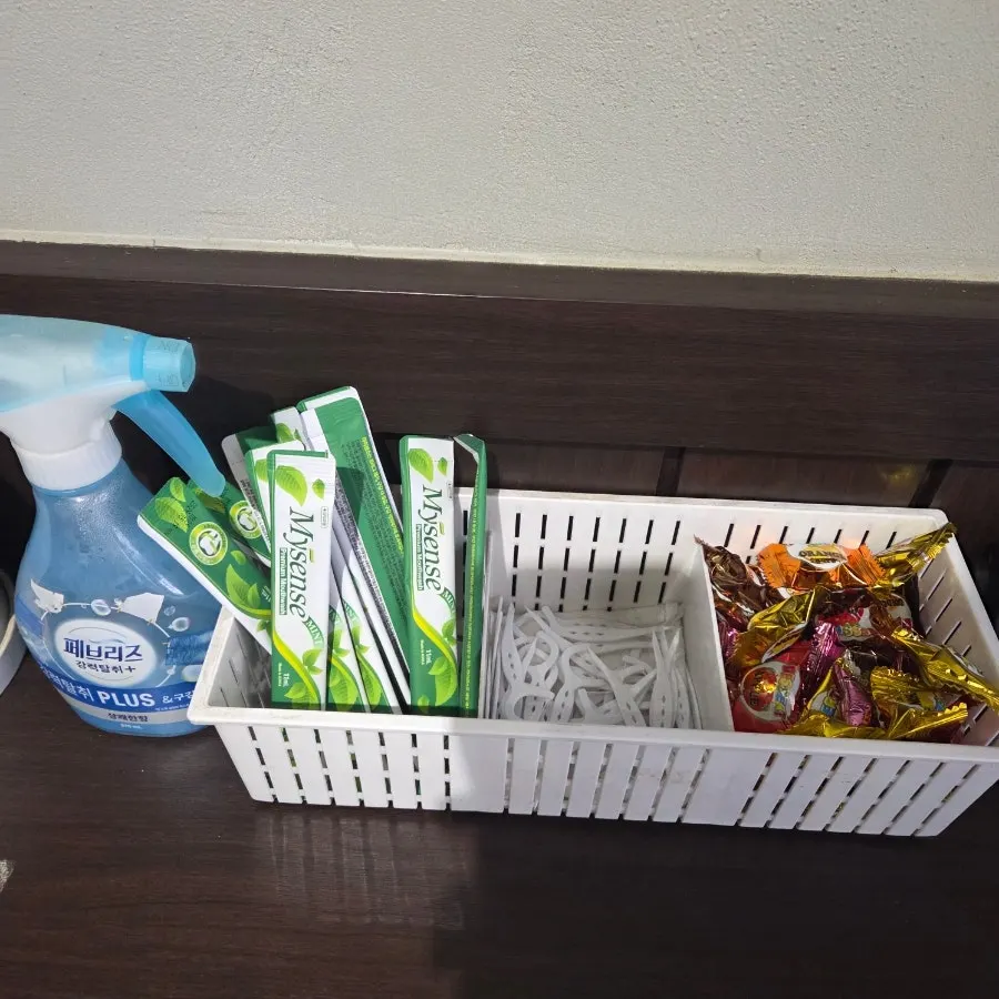 출입구에 마련된 탈취제와 치실
