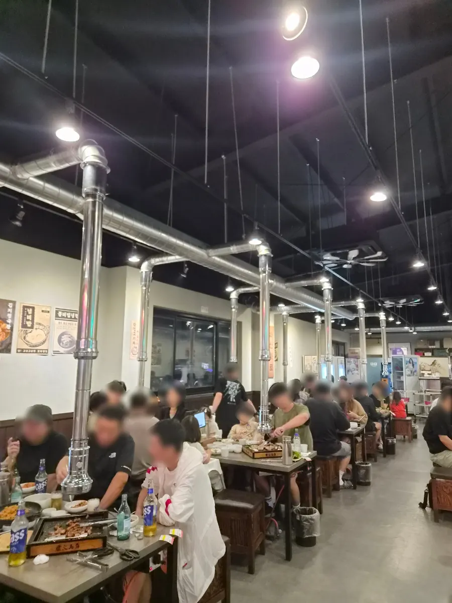 백산화로 청주점 매장 내부 테이블