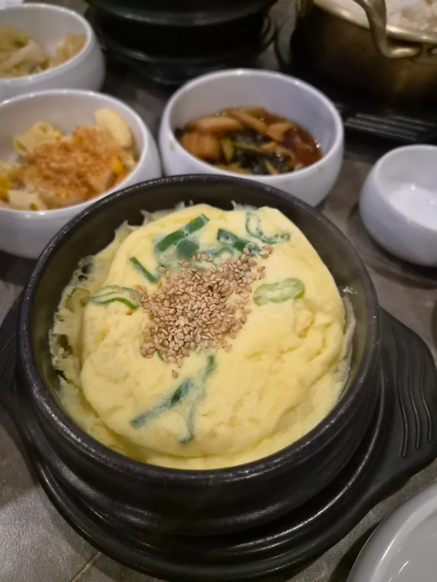 불판에서 노릇하게 익어가는 고기