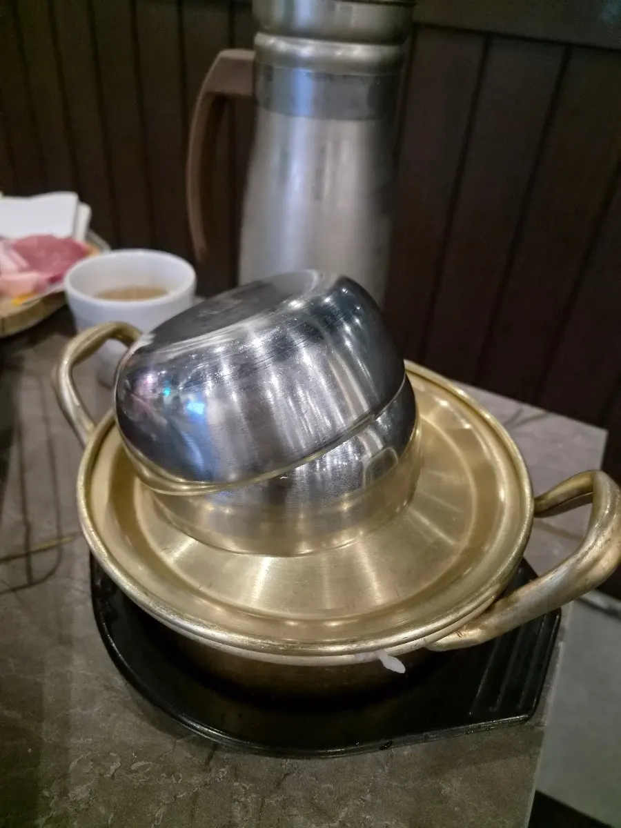 고기와 함께 놓인 계란찜