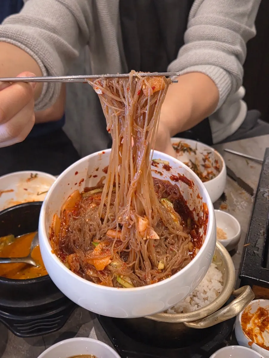 고기와 술이 놓인 테이블