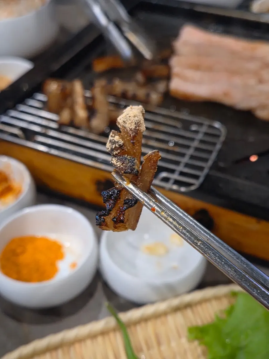 노릇하게 구워진 쫀득한 껍데기
