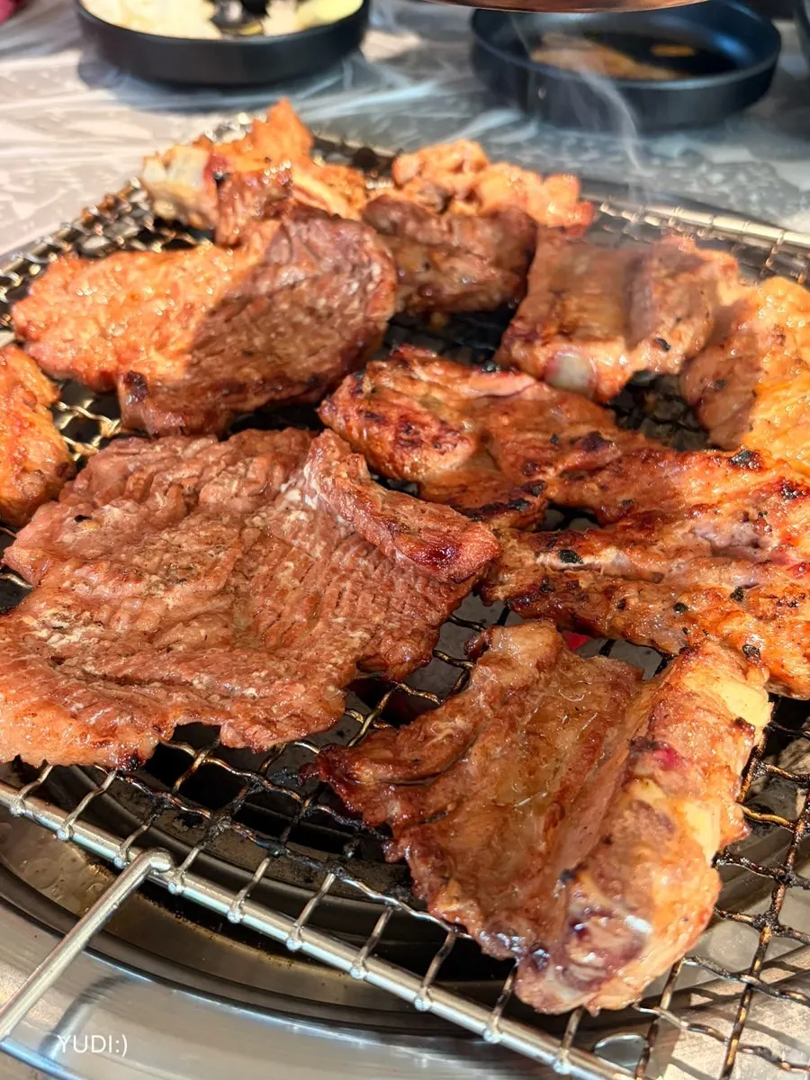 숯불에 구워지는 돼지갈비