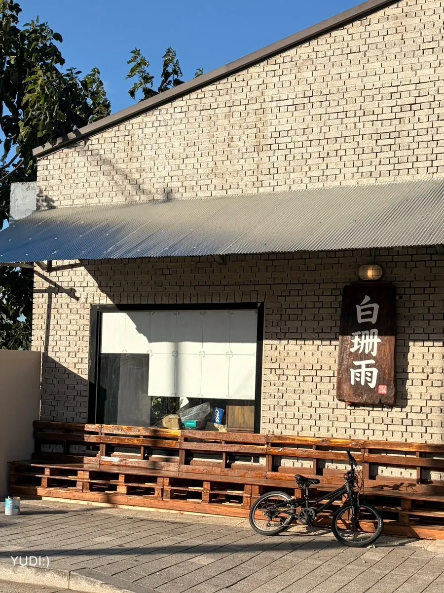 가게 앞 장작 인테리어