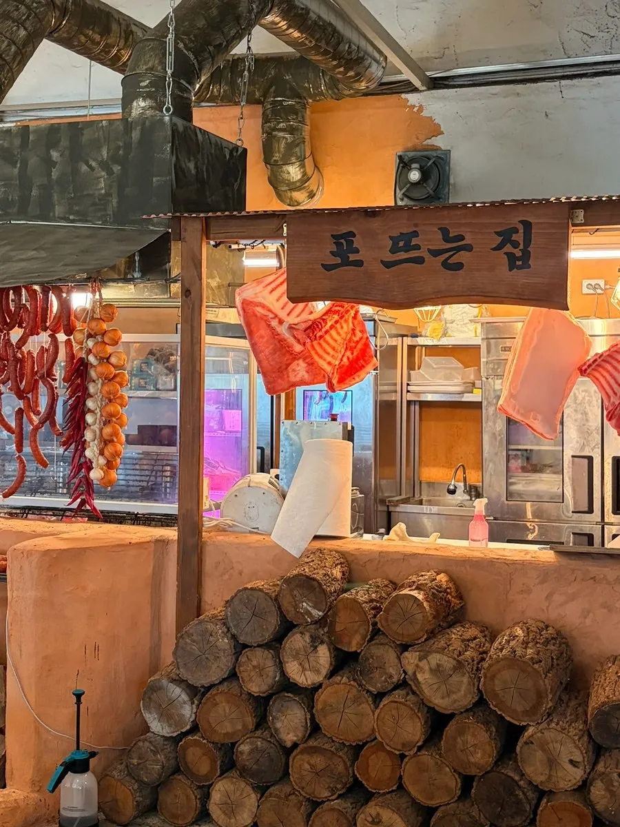 테이블마다 놓인 주문 키오스크