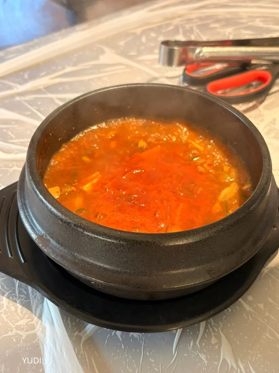 불판에서 익어가는 초벌 돼지갈비