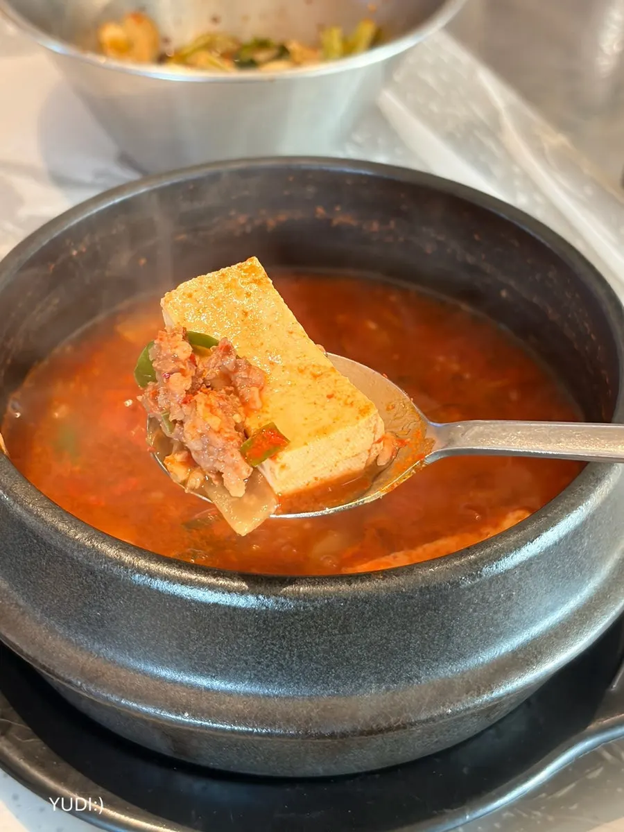 노릇하게 구워진 돼지갈비 한 점