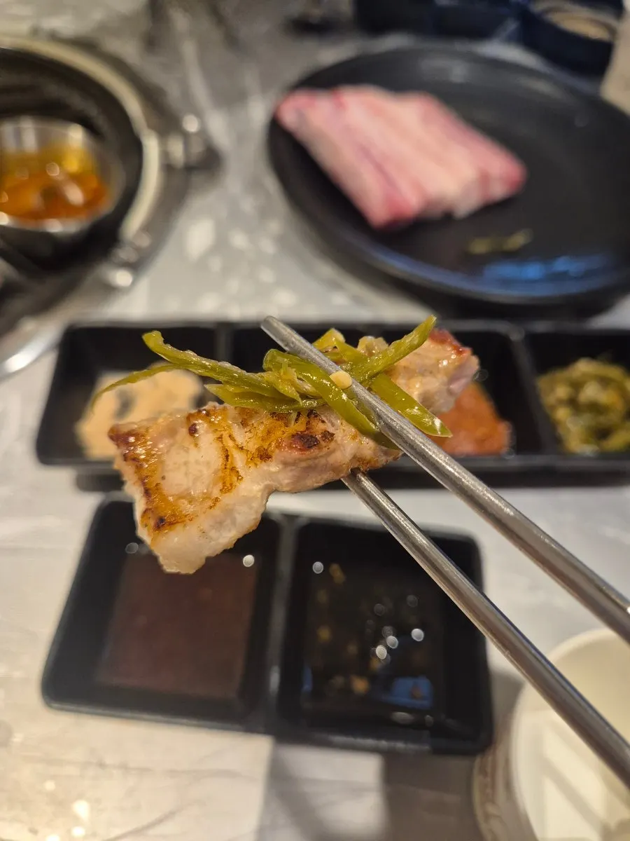 멜젓에 찍은 고기 한 점