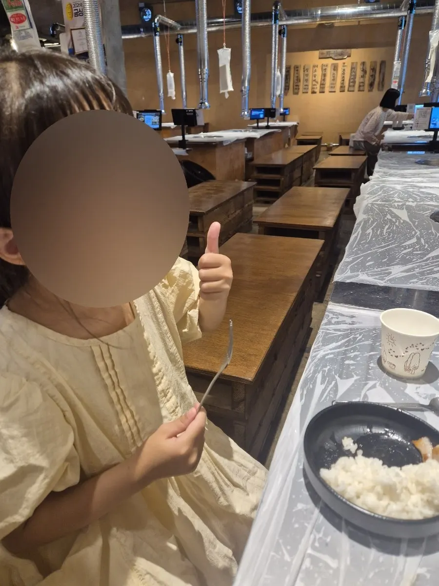 고기 먹는 아이 모습